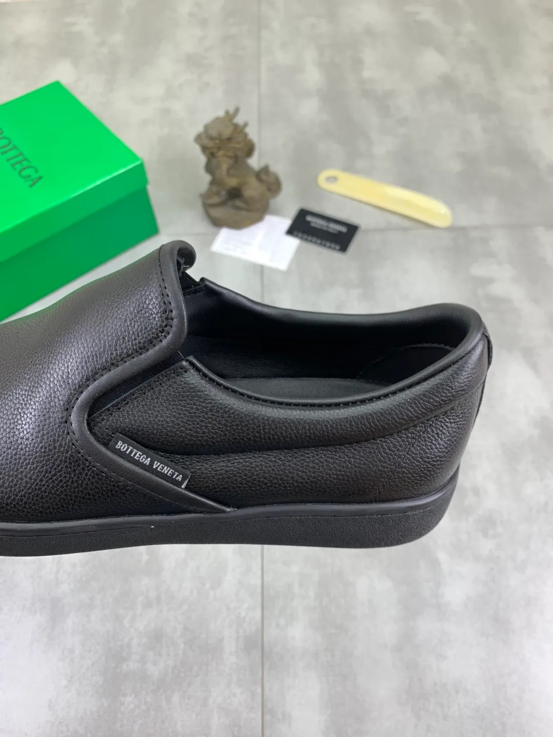Men's shoes 💰P520 [New model] Water-dyed cow leather 💰High-quality business casual shoes 💎💎💎 BOTTEGA VENETA official website synchronizes the latest top version of BV in the market, accepts material comparison, shoe type comparison, process comparison, practical and textured, versatile and suitable for any occasion, the more you look at it, the more flavorful it becomes. Pure hand-woven craftsmanship - Upper material, hand-woven calfskin imported from Italy 🇮🇹 - High-quality water-dyed cowhide lining - Original private model customized outsole -Size: 39-45 Color: black or brown optional